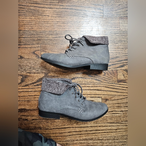 Dressbarn Women’s Gray Lace-Up Ankle Boots Size 8 - Picture 1 of 10